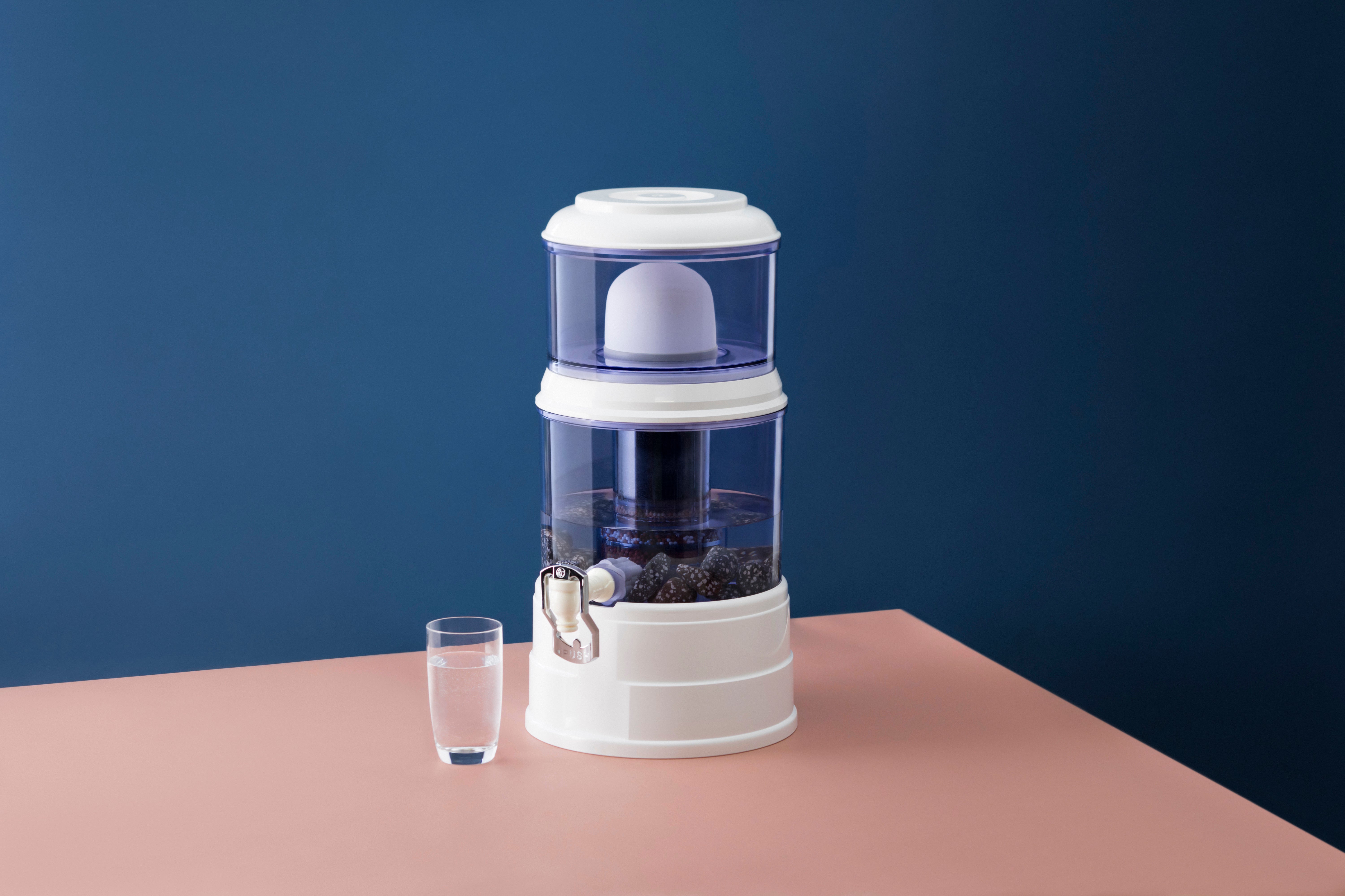 電源不要の重力式浄水器｜PFAS除去・日常も非常時も安心｜AQUA SYSTEM